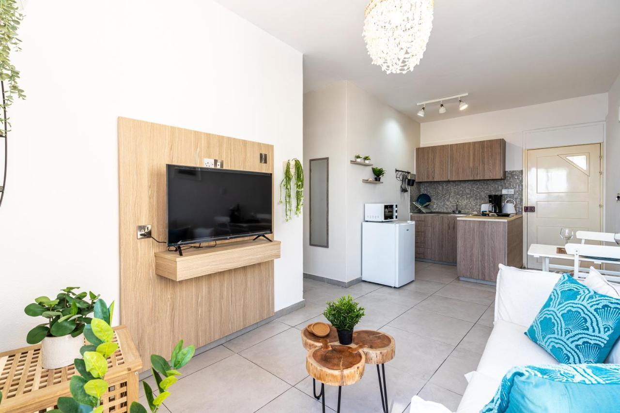 Whispering Palms 1-Br Apt By Finikoudes Beach Larnaca Exterior photo