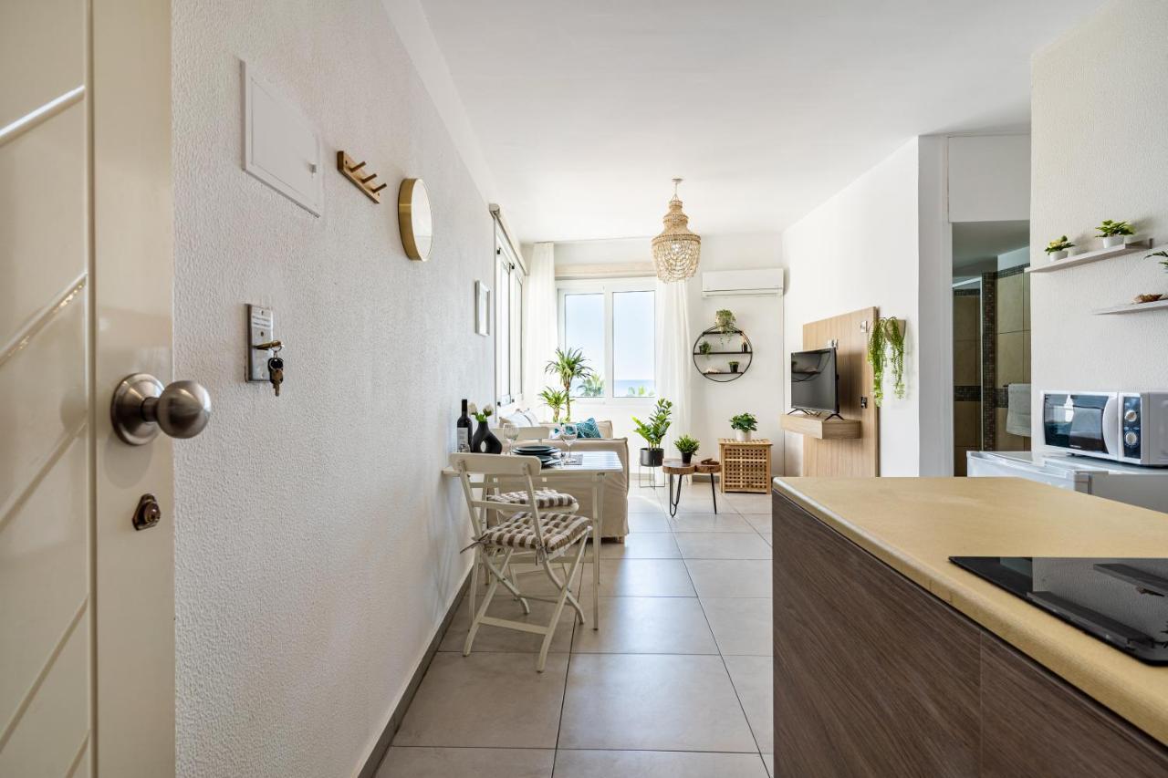 Whispering Palms 1-Br Apt By Finikoudes Beach Larnaca Exterior photo